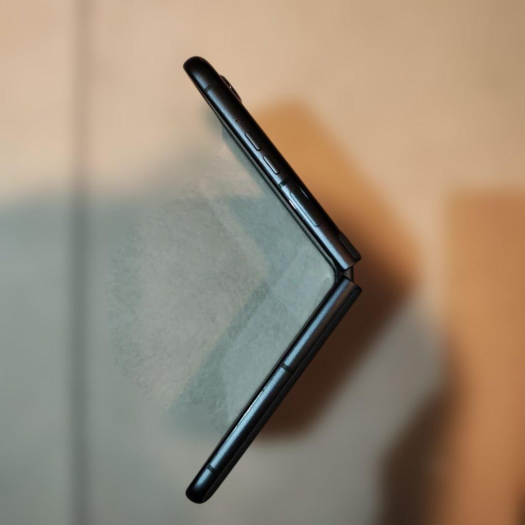 Motorola razr 50 コアラグレイ【液漏れ有】【外側美品】目黒蓮CM